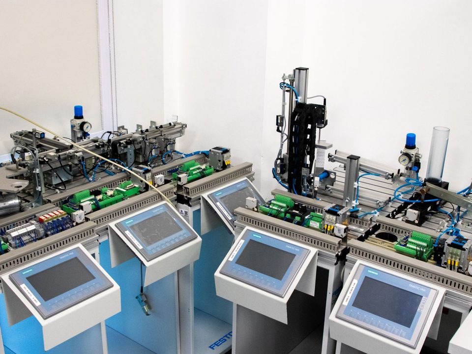 Automation stations with HMI touchscreens